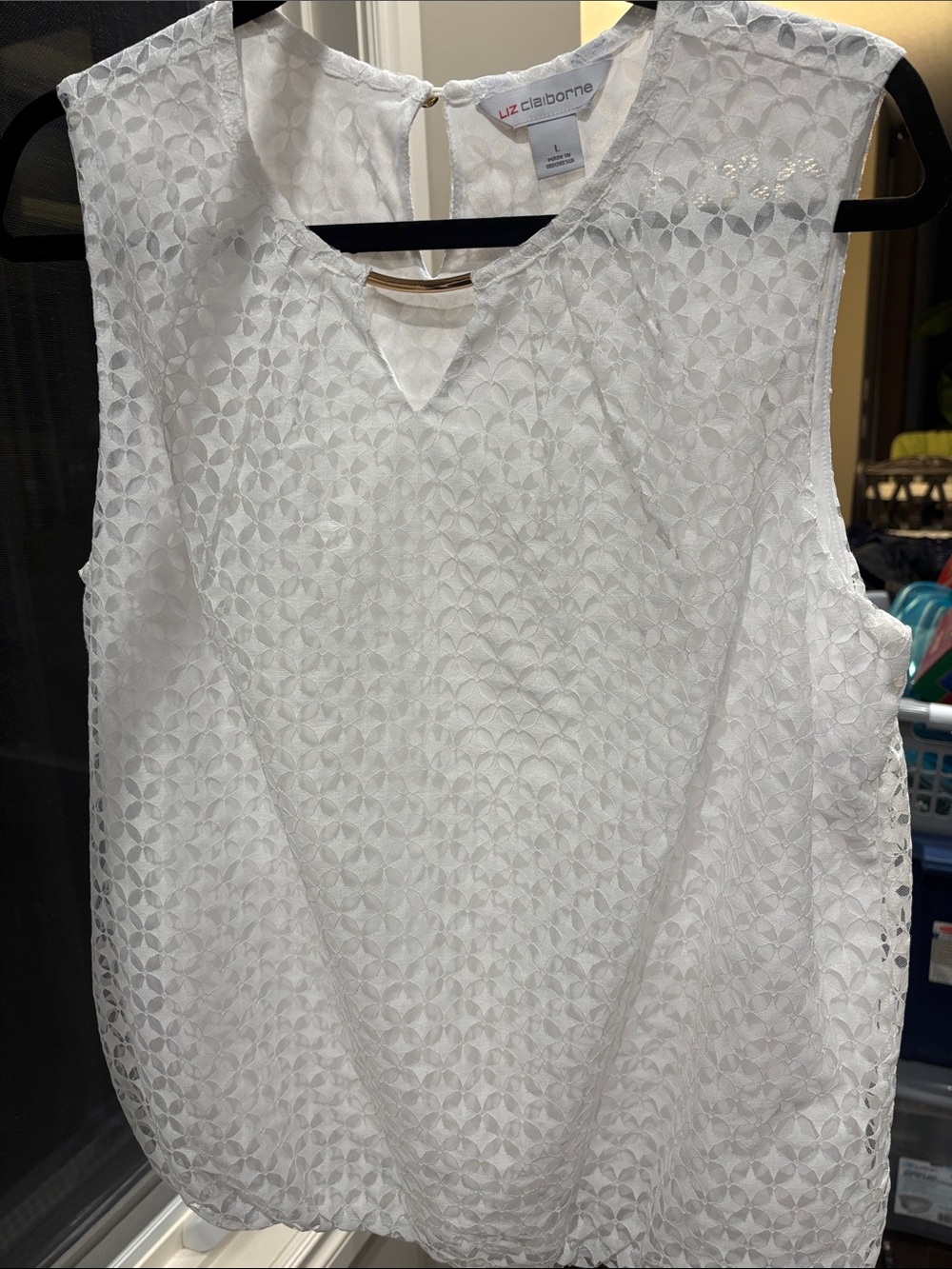 Liz Claiborne White Sleeveless Lace-Texture V-Notch Shell